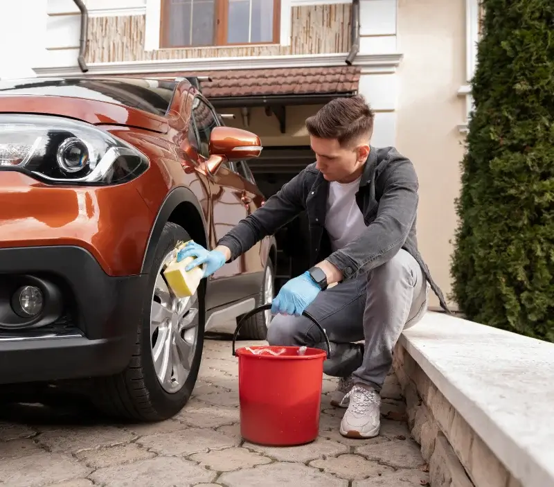 Lavage auto à domicile Sariac-Magnoac : professionnel intervenant sur un véhicule